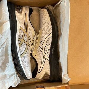 Asics White and Black GT-1000 9 Athletic Sneakers Size 9 Men’s